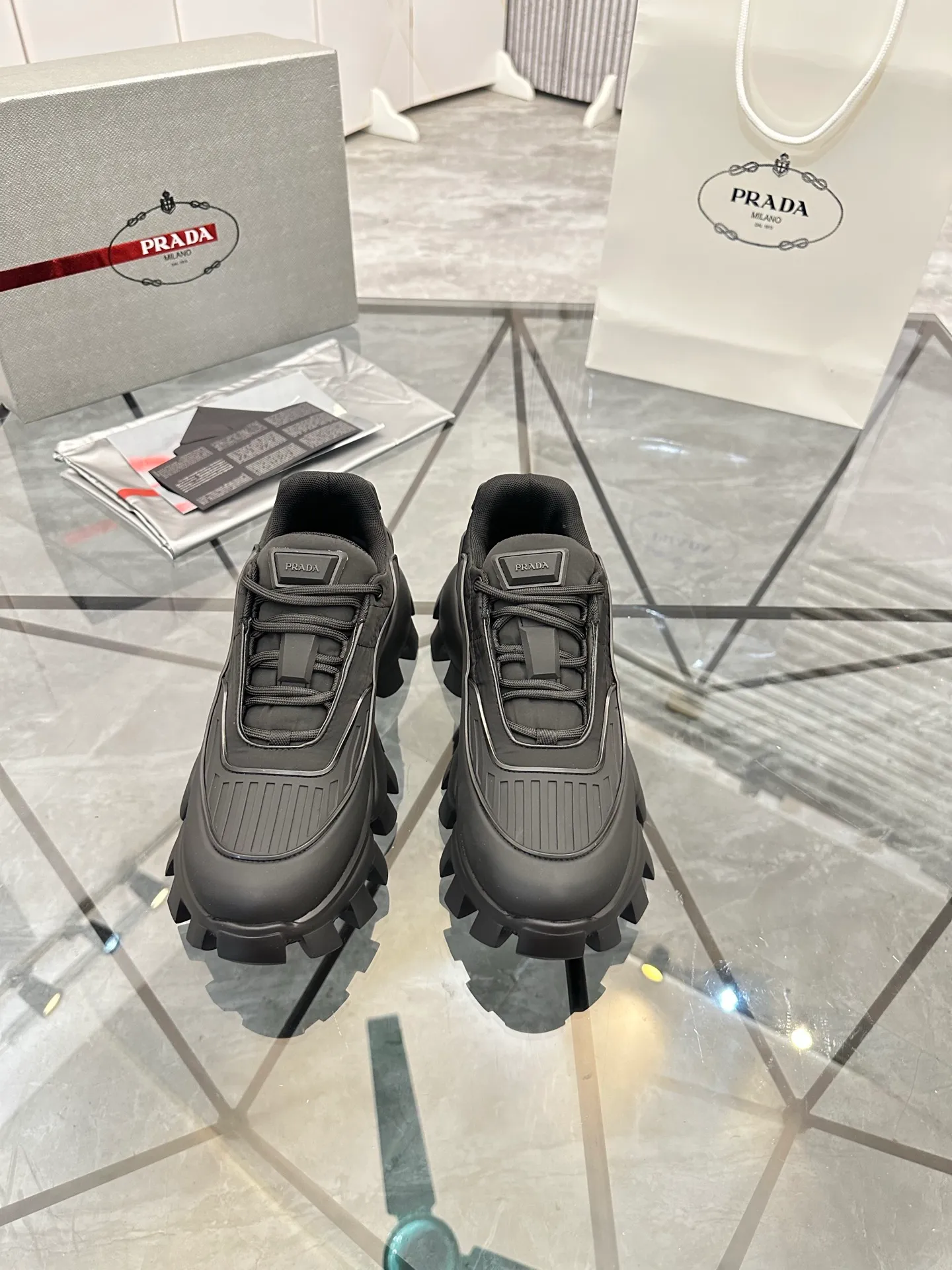 Men's shoes: 💰P540¥ High-end top quality Product trademark: Prada *"Prada*" low-top casual shoes Regular size: 38-45 (can be customized to 46) Product materials: imported breathable fly weave upper, professional glue-making process, breathable lining, cowhide foot pads, original ultra-light foam outsole. No.: 001